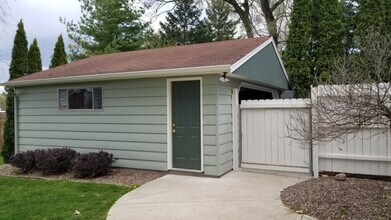 134 Chestnut Ridge Dr in Hartland, WI - Building Photo - Building Photo