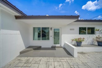 6561 SW 30th St in Miami, FL - Foto de edificio - Building Photo