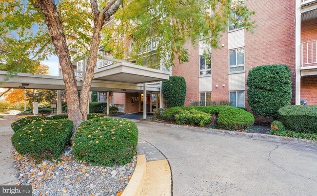 5250 Valley Forge Dr in Alexandria, VA - Building Photo - Building Photo