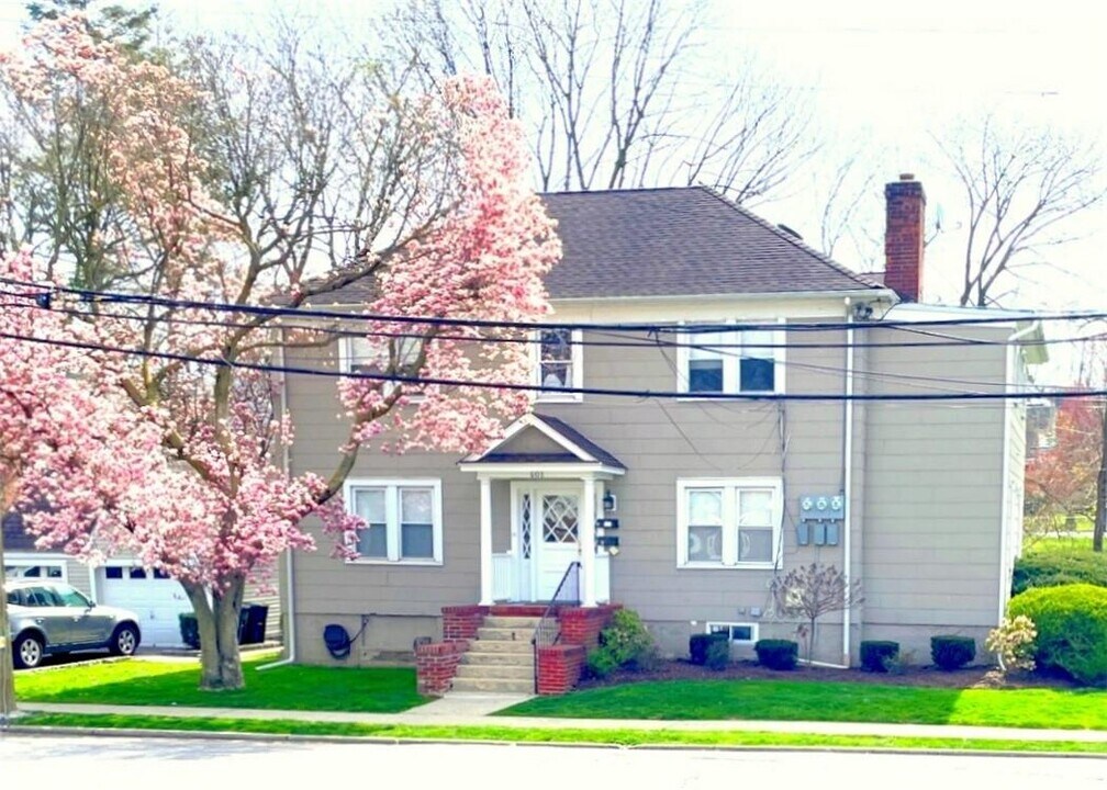 601 1st St in Mamaroneck, NY - Building Photo