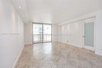 6039 Collins Ave in Miami Beach, FL - Foto de edificio - Building Photo