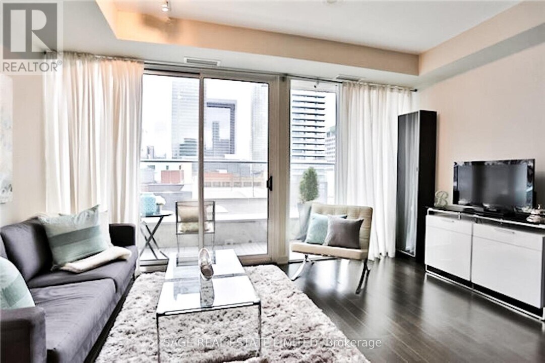 126-126 Simcoe St in Toronto, ON - Building Photo