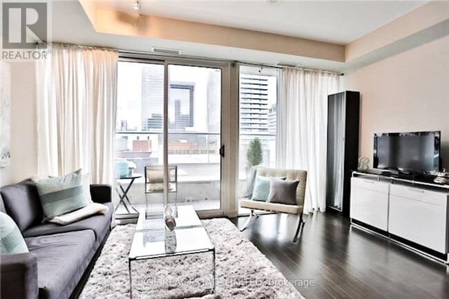 126-126 Simcoe St