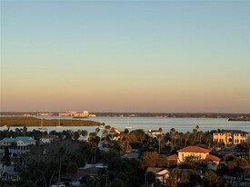 880 Mandalay Ave in Clearwater, FL - Building Photo