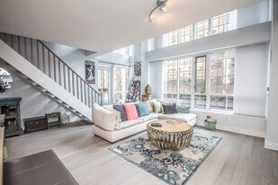 80 Cumberland St in Toronto, ON - Building Photo