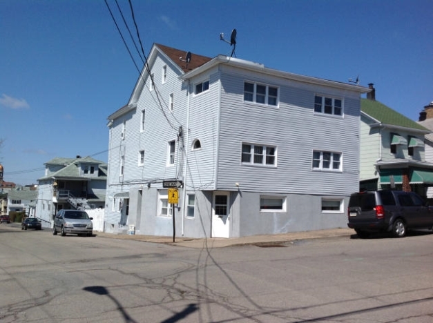 582 Arthur St in Hazleton, PA - Building Photo