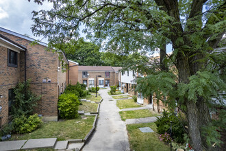 Gosford Apartments in Toronto, ON - Building Photo - Building Photo