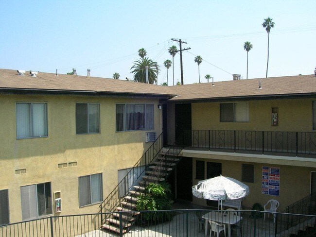 2244 S Western Ave in Los Angeles, CA - Foto de edificio - Building Photo