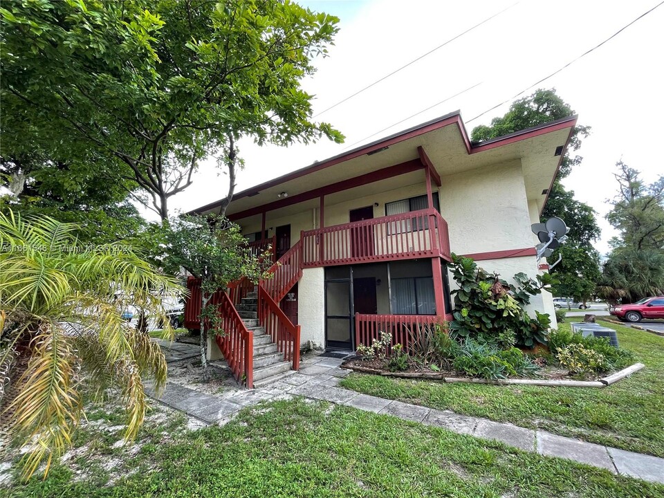 4321 NW 19th St-Unit -6 in Lauderhill, FL - Foto de edificio