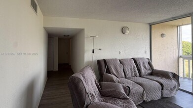 7051 Environ Blvd in Lauderhill, FL - Foto de edificio - Building Photo