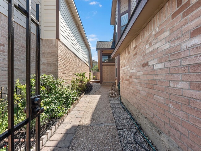 1210 Normans Woods St in Houston, TX - Building Photo - Building Photo