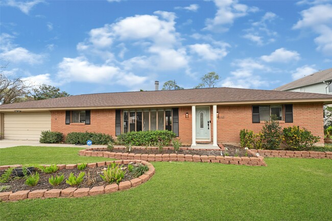 property at 2515 Baycrest Dr