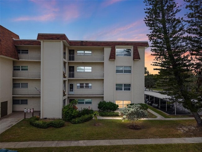 209 NE Lincoln Cir N in St. Petersburg, FL - Foto de edificio - Building Photo