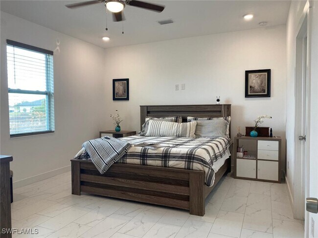 5039 Benton St in Lehigh Acres, FL - Foto de edificio - Building Photo