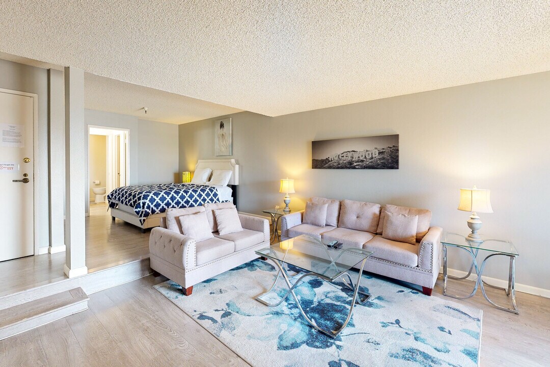 Regency Manor in Los Angeles, CA - Building Photo