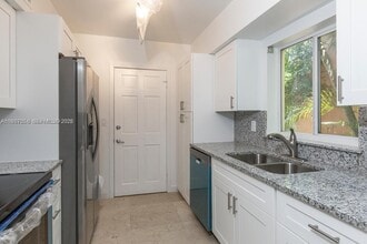 2882 S Le Jeune Rd in Coral Gables, FL - Building Photo - Building Photo