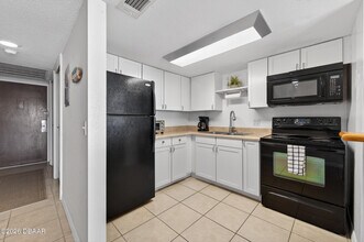 935 N Halifax Ave in Daytona Beach, FL - Foto de edificio - Building Photo