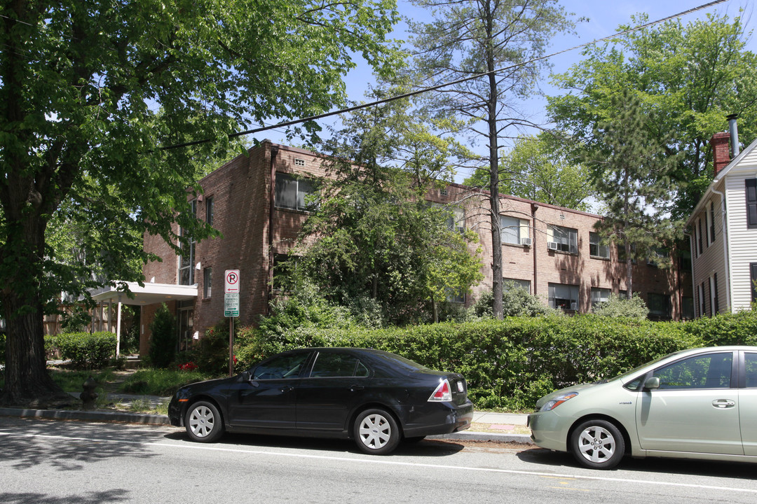 4455 MacArthur Blvd NW in Washington, DC - Foto de edificio