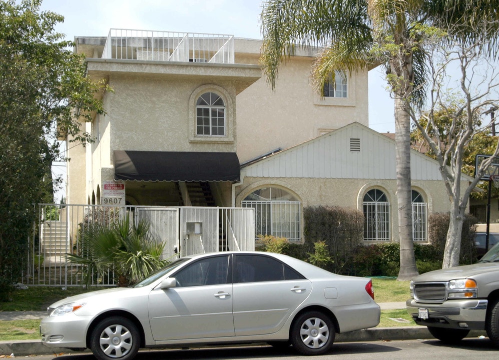 9607 Glasgow Pl in Los Angeles, CA - Foto de edificio