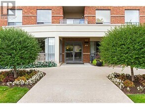 5070 Fairview St in Burlington, ON - Building Photo - Building Photo