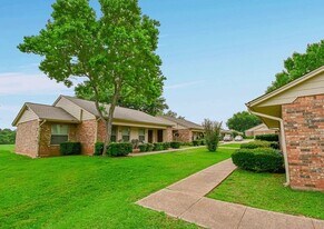 1220 Heritage Dr in Jacksonville, TX - Building Photo