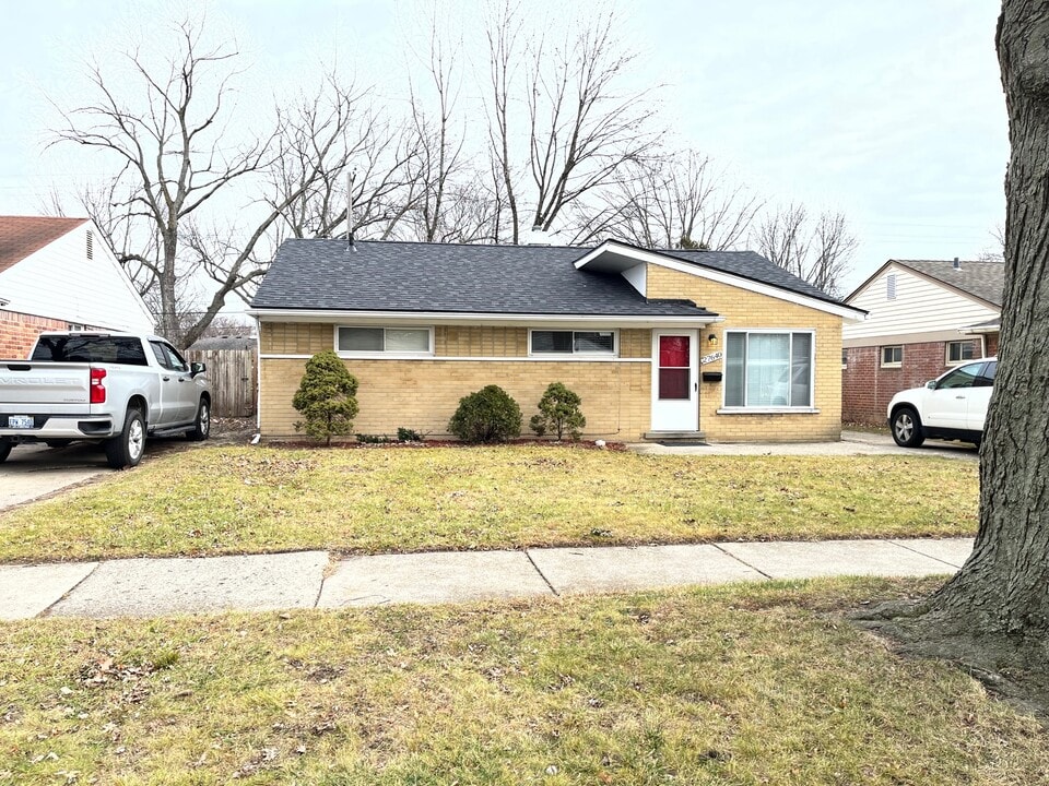 27640 Barrington St in Madison Heights, MI - Foto de edificio