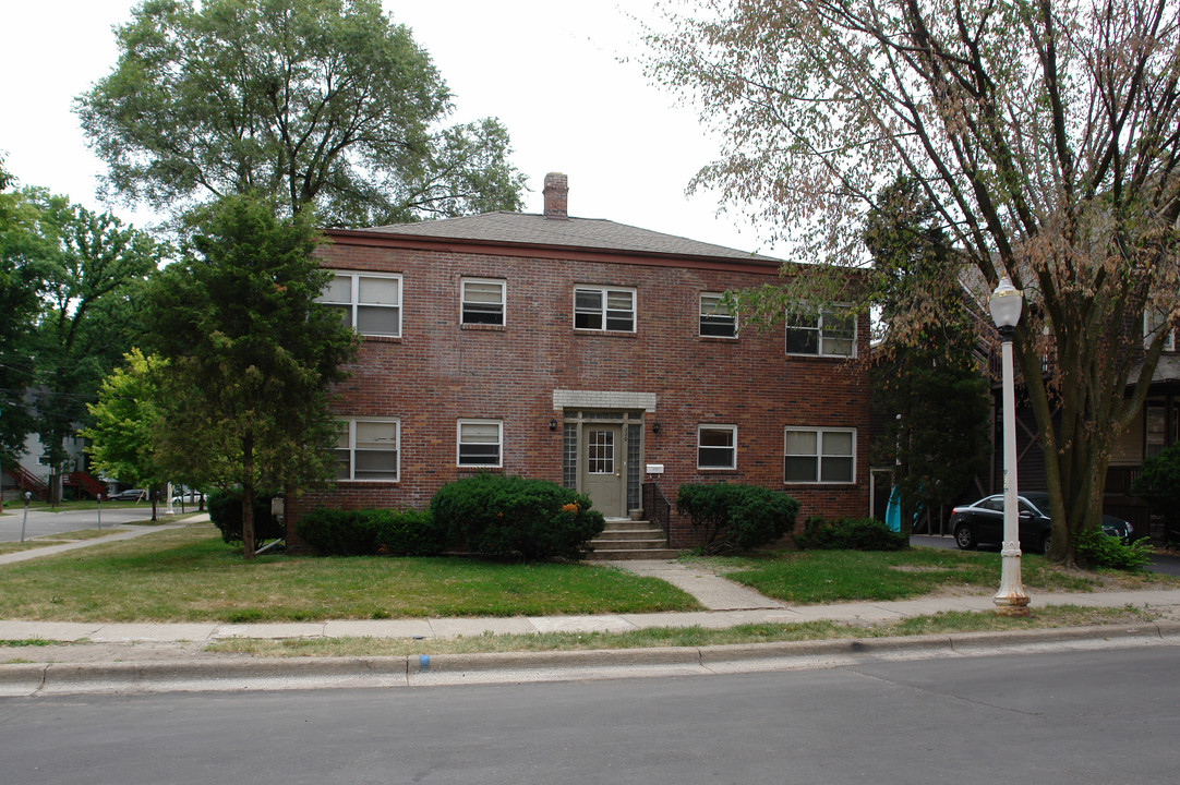 220 Charles St in East Lansing, MI - Building Photo