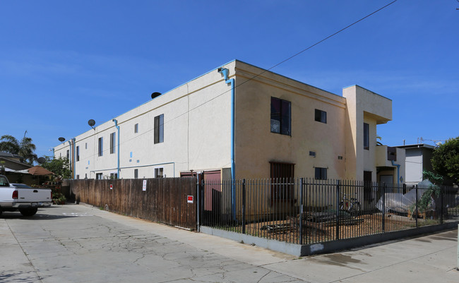 1239 Center Ave in Oceanside, CA - Foto de edificio - Building Photo