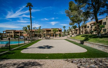 The Vistas Apartment Homes in Laughlin, NV - Foto de edificio - Building Photo