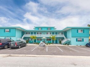 504 67th Ave, Unit 11 in St Pete Beach, FL - Foto de edificio - Building Photo