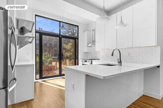 52 Vernon Ave in Brooklyn, NY - Building Photo - Building Photo