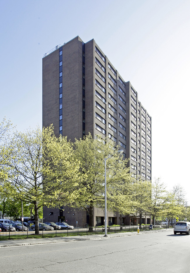 Elm Park Tower in Worcester, MA - Foto de edificio - Building Photo