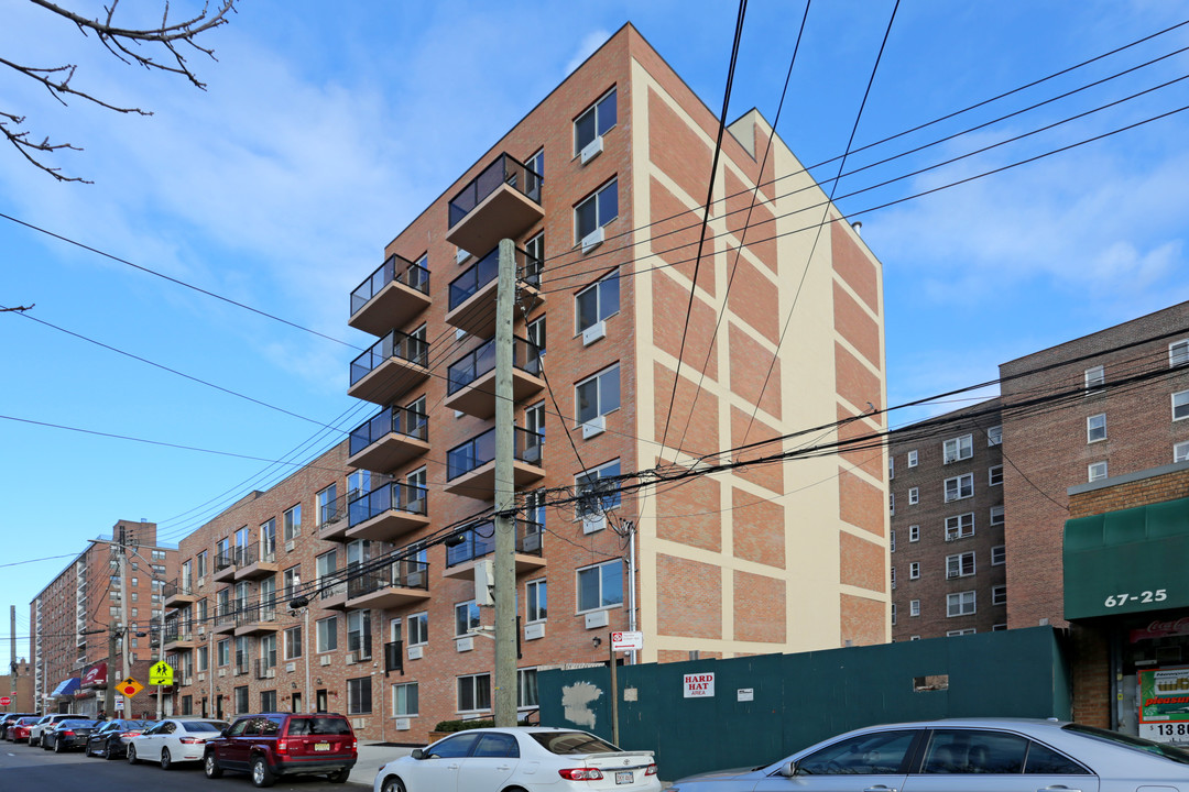 6719 Austin St in Forest Hills, NY - Building Photo