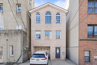 347 Palisade Ave in Jersey City, NJ - Building Photo - Building Photo