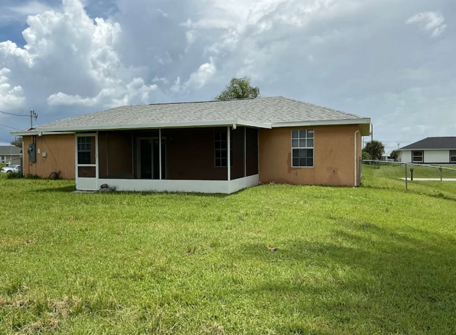 2614 NE 20th Ave in Cape Coral, FL - Foto de edificio - Building Photo