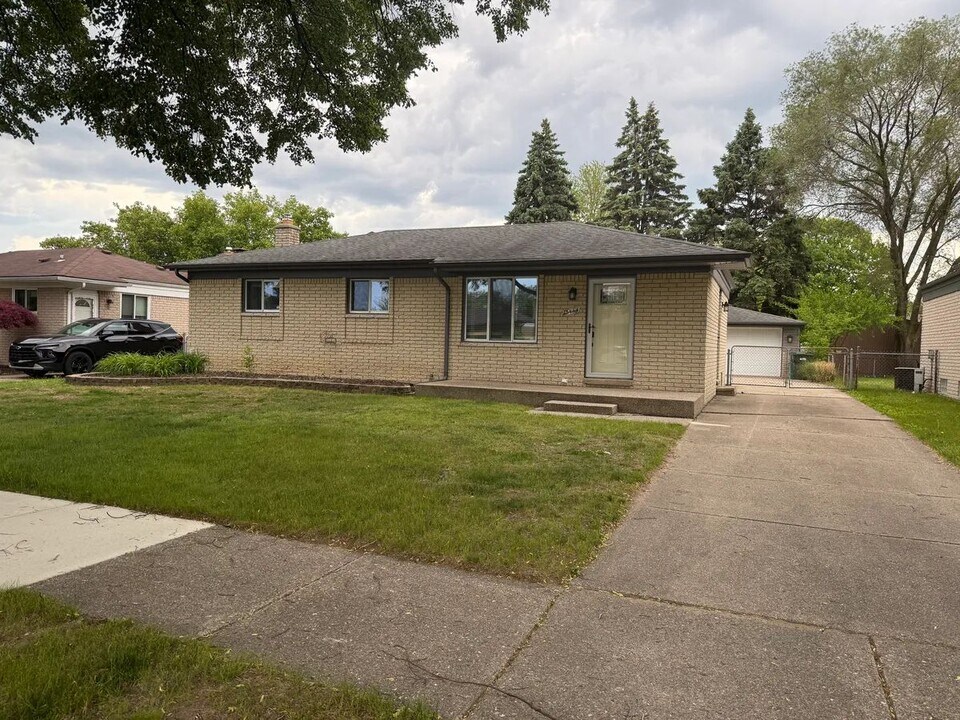 13444 Melanie Dr in Sterling Heights, MI - Building Photo