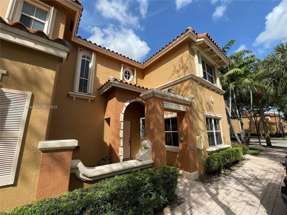 8507 NW 140th Ter in Miami Lakes, FL - Foto de edificio