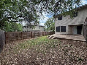 2304 Granberry Dr in Austin, TX - Foto de edificio - Building Photo