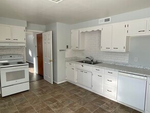 7316 Riverton Dr in Fort Wayne, IN - Foto de edificio - Building Photo