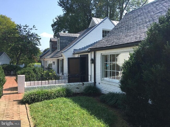 11 Chatham Heights Rd in Fredericksburg, VA - Building Photo - Building Photo