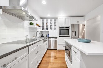 207 London Ct in Teaneck, NJ - Building Photo - Building Photo