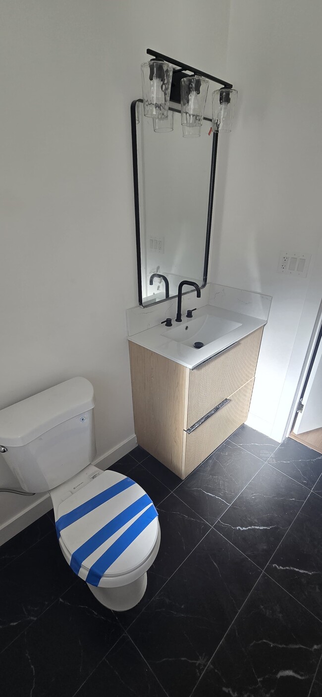 1802 Los Encinos Ave, Unit A in Glendale, CA - Building Photo - Building Photo