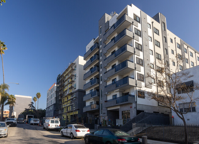 826 S Mariposa Ave in Los Angeles, CA - Building Photo - Building Photo