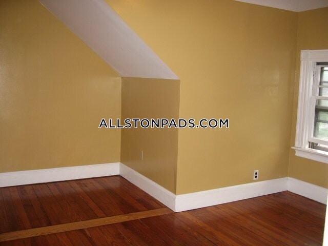 33 Coolidge Rd in Boston, MA - Building Photo