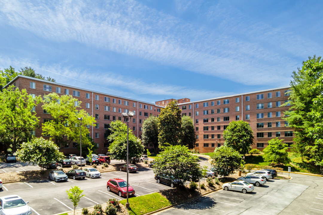 Cardinal House Condominiums in Arlington, VA - Building Photo