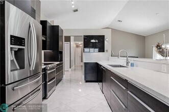 7200 SW 20th St in Plantation, FL - Foto de edificio - Building Photo