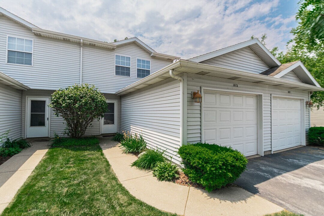 1975 Laura Ln in Chesterton, IN - Building Photo