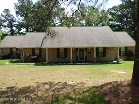 606 Lakeview Ave in Mccomb, MS - Building Photo