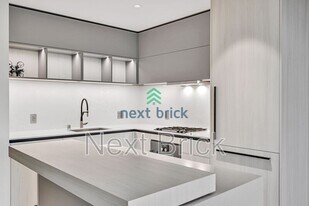 889 Ave Sq NE in Bellevue, WA - Building Photo