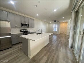 492 Pear Lake St in Las Vegas, NV - Building Photo - Building Photo